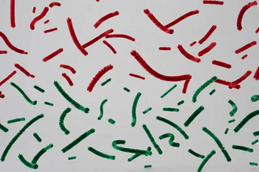 Limpiapipas rojos y verdes sueltos sobre la mesa de trabajo