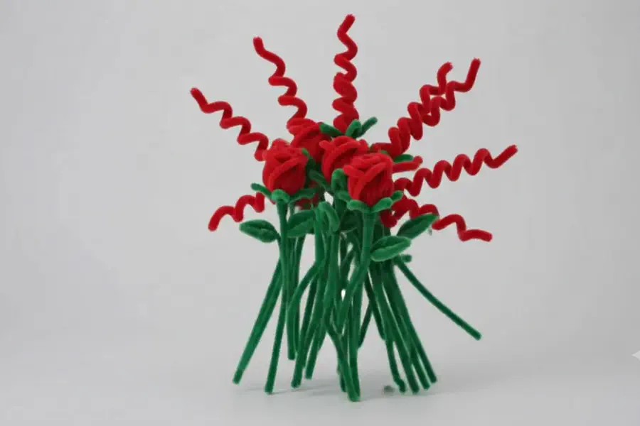 Rosas de limpiapipas con espirales y tallos verdes