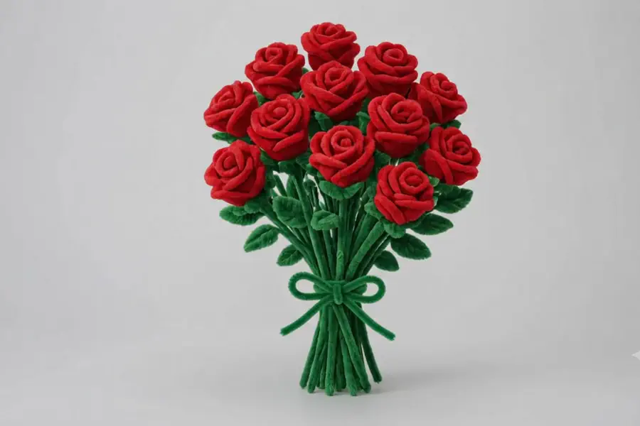 Ramo terminado de doce rosas de limpiapipas atado con lazo